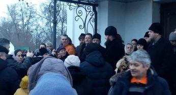 На Киевщине прихожане решили перейти в ПЦУ и вышвырнули священников МП