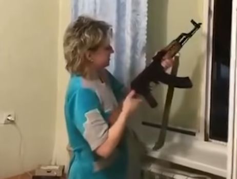 Жительница Донбасса с криками «С Новым годом!» стреляла в окно из автомата