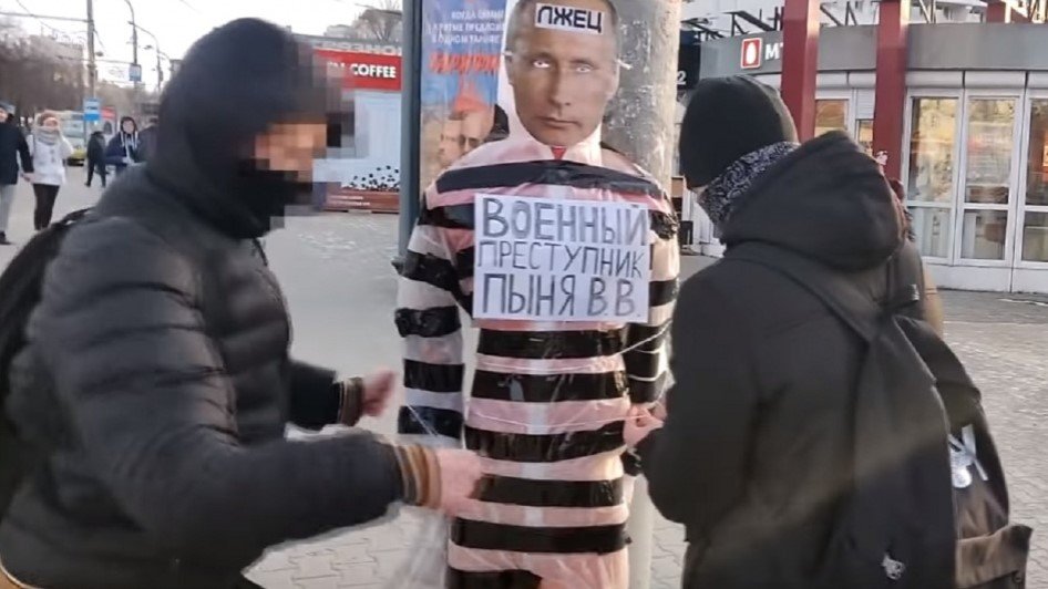«Преступник Пыня В.В.»: в РФ завели дело на активистов, которые установили чучело Путина
