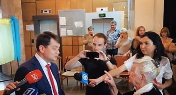 Пенсионерка отчитала Разумкова на избирательном участке: играет под дудку России