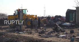 Иран: Обломки самолета сгребаются бульдозерами
