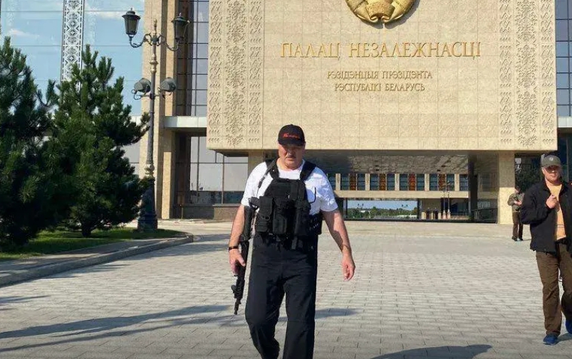 Мітинг під палацом Лукашенка: «З днем народження, пацюк!»