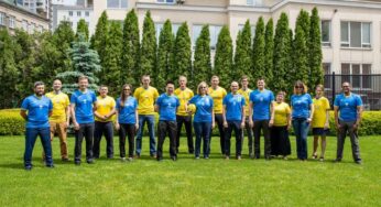 Сотрудники посольства США сфотографировались в форме украинской сборной по футболу
