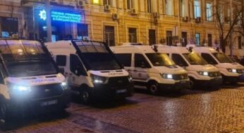 Під суд, де обирають запобіжний захід Порошенку, підігнали автозаки і стягнули силовиків
