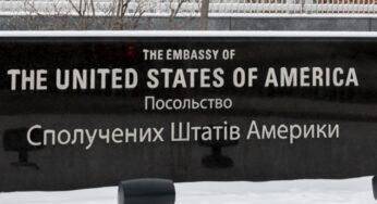 Держдеп США наказав виїхати з України дипломатам, які не займають критично важливі посади
