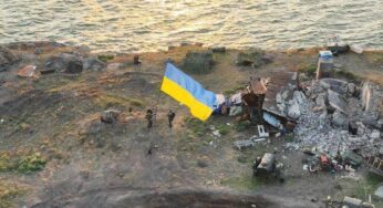 На острові Зміїний встановили державний прапор. ФОТО
