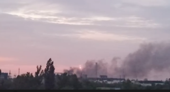 ЗСУ вдарили по складу боєприпасів ворога у Каховці. Він досі детонує