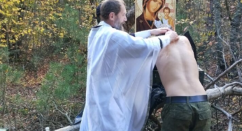 Священник РПЦ хрестив військових РФ у мішках для трупів. ФОТО