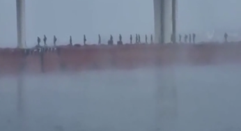 Російські окупанти тікають пішки із Херсона ВІДЕО