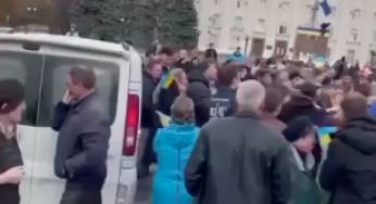 «ЗСУ! ЗСУ!» — херсонці зустрічають визволителів у центрі міста. ВIДЕО