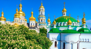 Чому російські попи досі у Лаврі?