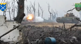 Американська БМП Bradley «розбирає» російську БМП поблизу Степового