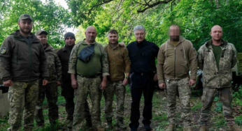 Порошенко приїхав у Вовчанськ – привіз військовим дрони і техніку